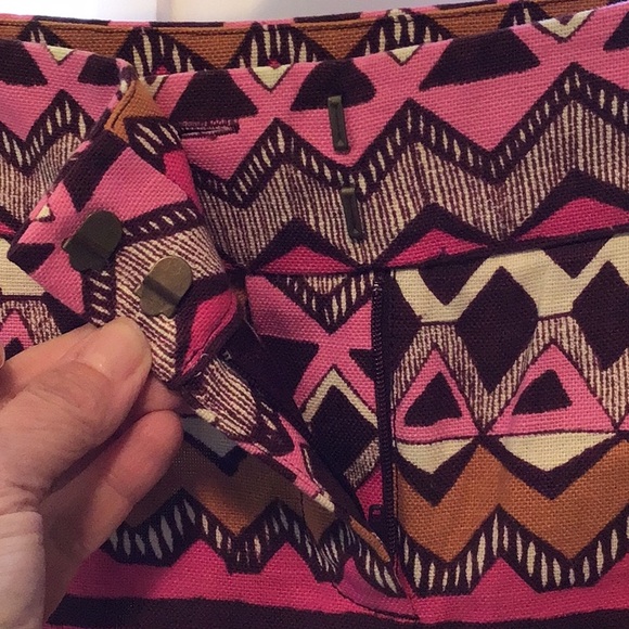 Anne Taylor LOFT Marisa style linen and Cotten EUC beaded shorts - Picture 3 of 6